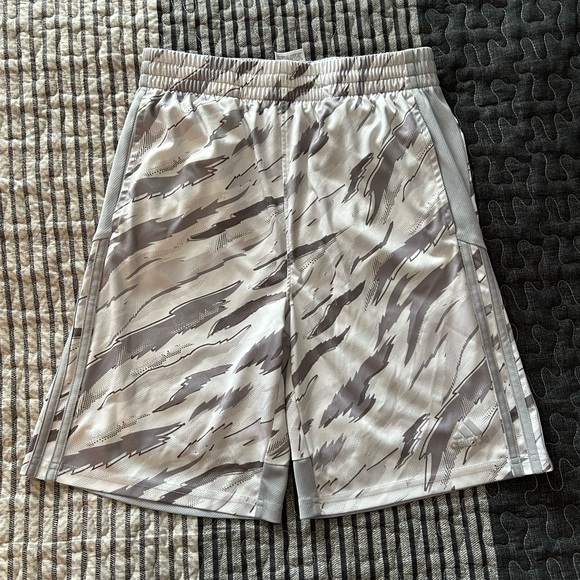 Boys Adidas Tiger Camo shorts - Large 14/16 - Picture 3 of 8